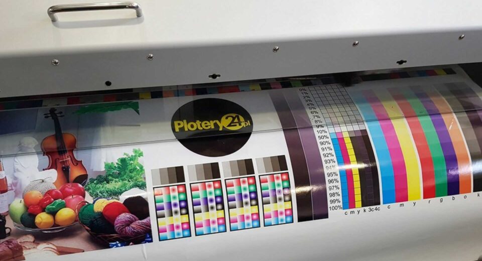 Ploter wielkoformatowy przygotowany do pracy produkcyjnej w drukarni