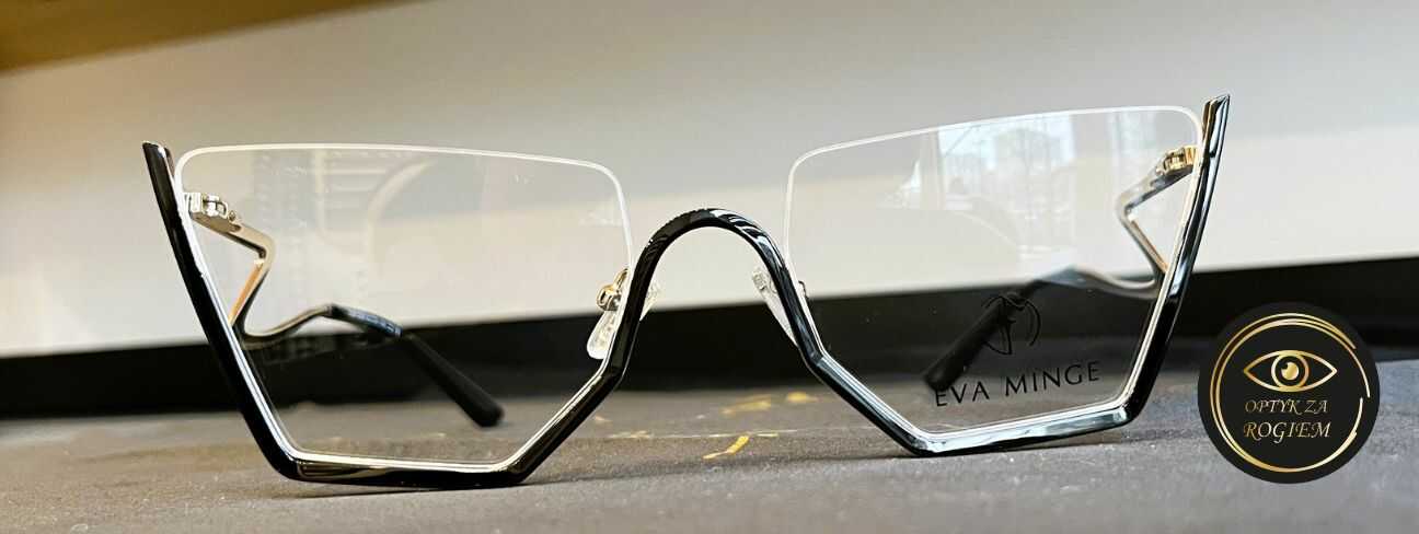 Markowe oprawki okularowe – model Eva Minge na ekspozycji